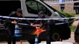 Španski policajci rade u blizini tijela Andrija Portnova, ukrajinskog advokata kojeg su neidentifikovani napadači upucali ispred škole u Madridu 21. maja.