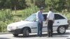 Illýustrasiýa suraty. Polisiýa işgäri ulag sürüjisi bilen.