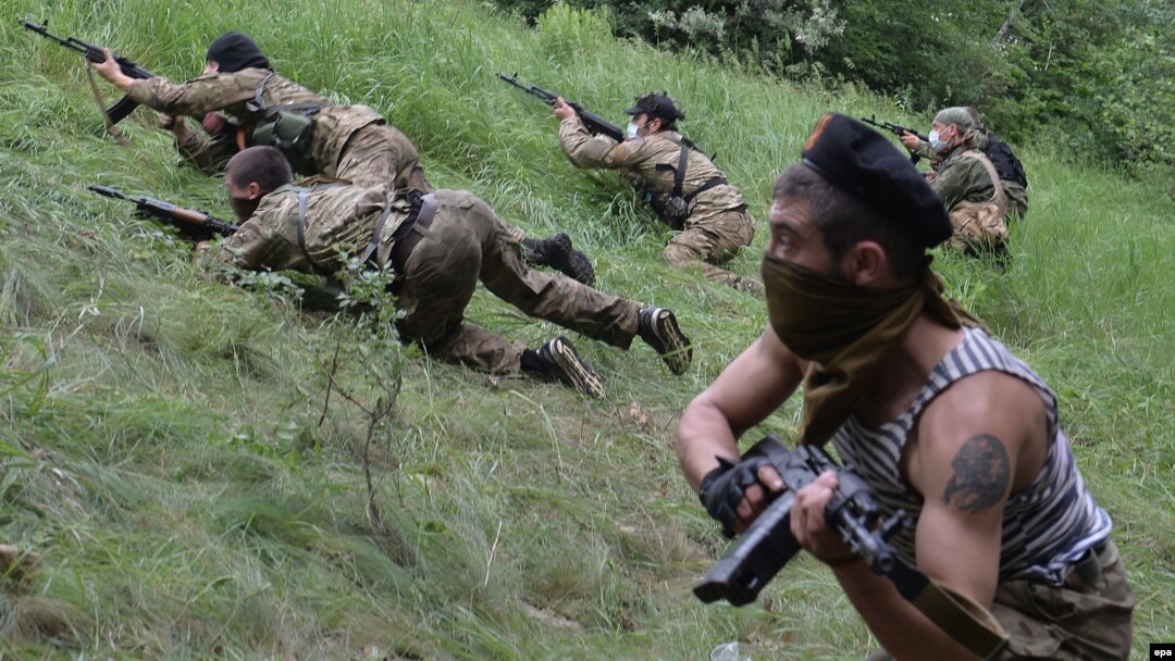 Проросійські бойовики батальйону «Восток» на тренуванні поблизу Донецька, 1 червня 2014 року