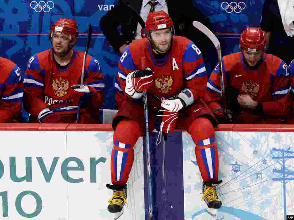 Русия хоккей йолдызы Александр Овечкин 2010 елгы Олимпиадада чирек финалда Канадага каршы уенны күзәтә. Русия Ванкуверда 15 медаль алды. Шуларның өчесе генә алтын медаль булды. Бу Русиянең Советлар берлеге җимерелгәннән бирле кышкы Олимпия ярышларындагы иң түбән уңышы.