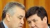 Gyrgyzystanyň öňki Wagtlaýyn hökümetiniň maliýe ministri Temir Saryýew (sagda) we Wagtlaýyn hökümetiň agzasy Ömürbek Tekebaýew Bişkekdäki metbugat konferensiýasynda, 8-nji aprel, 2010.