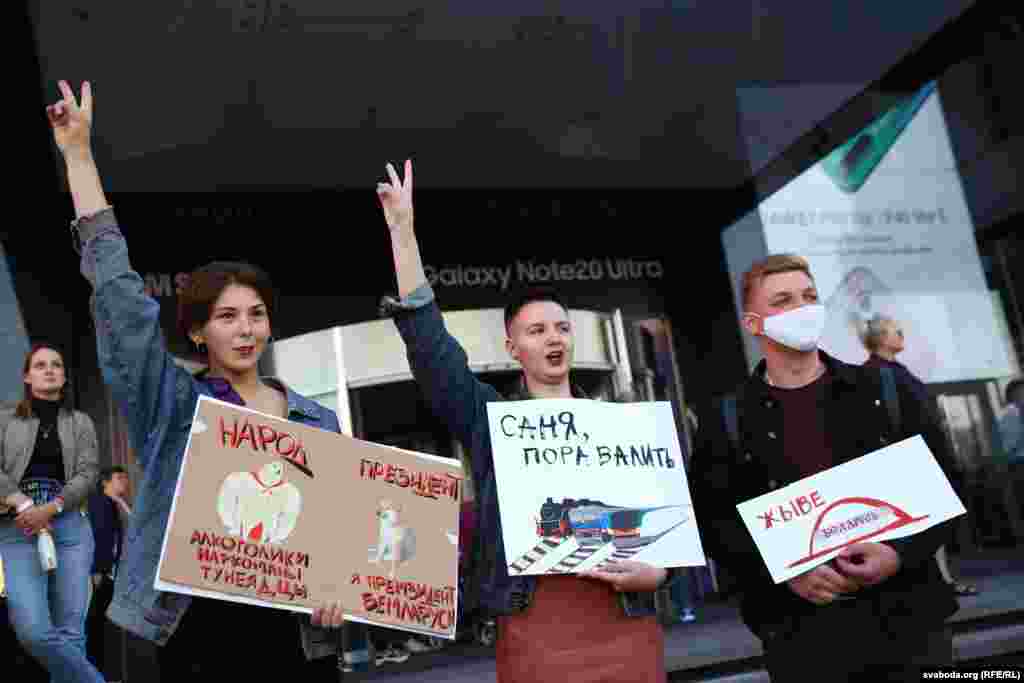 Увечары 23 верасьня на праспэкце Пераможцаў у Менску пачалі зьяўляцца арганізаваныя групы людзей