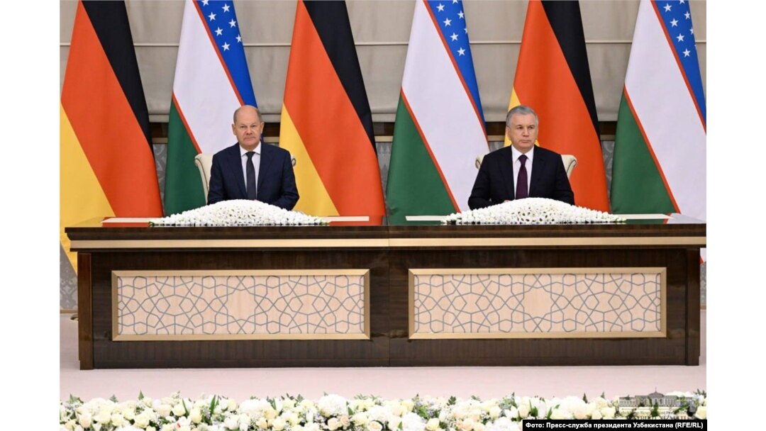 Uzbekistanski predsjednik Šavkat Mirzijojev (desno) i njemački kancelar Olaf Scholz na sastanku u Samarkandu.