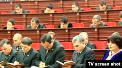 Mejlisiň başlygy Akja Nurberdiýewa (sagda) we beýleki deputatlar prezidentiň geçiren duşuşygynda, Aşgabat, 2011-nji ýylyň 20-nji ýanwary.