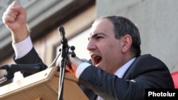Armenia - "Haykakan Zhamanak" editor Nikol Pashinian addresses an opposition rally in Yerevan, 31May2011.