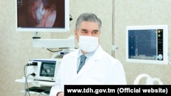 Türkmenistanyň prezidenti Gurbanguly Berdimuhamedow, kakasynyň obasy Yzgantda COVID-19 keselini bejermek boýunça täze klinikanyň açylyş dabarasynda.
