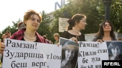 Тазоҳуроти ёдбуд аз Наталия Эстемирова дар Маскав, 16-уми июли соли 2009.