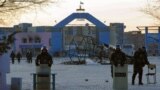 Полицейские на центральной площади Жанаозена после разгона демонстрации. 18 декабря 2011 года.
