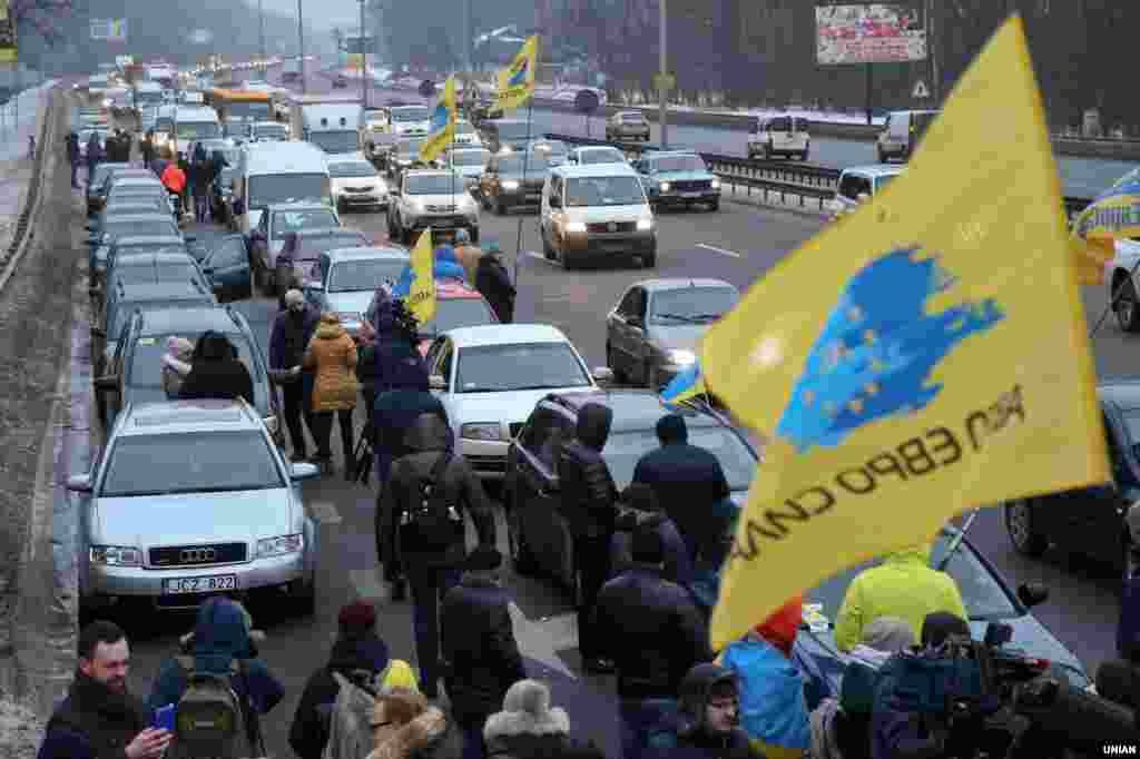 Автомобили припаркованные в крайней правой полосе в направлении столицы, в связи с этим движение транспорта несколько усложненно