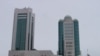 Здание сената (справа) и мажилиса (слева) парламента. Астана. Март 2009 года.