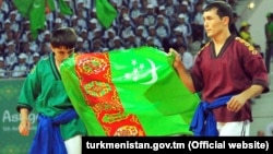 Ýapyk binalarda we söweş sungaty boýunça V Aziýa oýunlarynda çykyş eden türkmen pälwanlary. Illýustrasiýa suraty