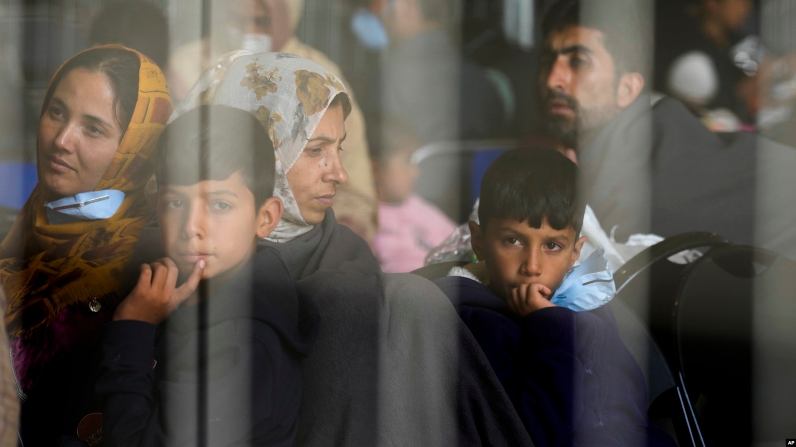 Evacuați din Afganistan, aceștia așteaptă să ajungă în Statele Unite sau într-o altă locație sigură.