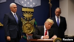 Donald Trump prilikom potpisivanja uredbe o zabrani putovanja, 27. januar, 2017.