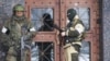 Вооруженные люди в военной форме на одной из улиц Луганска, 22 ноября 2017 года