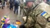 Дівчинка спілкується з бійцем-добровольцем батальйону «Київ-12» (архівне фото)