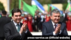 Türkmen prezidenti Gurbanguly Berdimuhamedow (çepde) we Özbek prezidenti Şawkat Mirziýoýew (arhiw suraty)