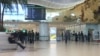Aşgabadyň aeroportunda onlarça adam ýurduň daşyna goýberilmedi