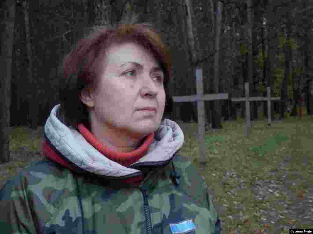 Ганна Шапуцька, каардынатарка ініцыятывы «За ўратаваньне мэмарыялу Курапаты». Радыёфізык паводле адукацыі, Ганна Шапуцька ўпершыню трапіла ў Курапаты толькі ў 2006 годзе. З таго часу яна амаль штотыдзень бывае ва ўрочышчы. Зь дзяцінства Ганна чула ў сямʼі расповеды пра рэпрэсаванага сваяка Максіма Гарэцкага. 