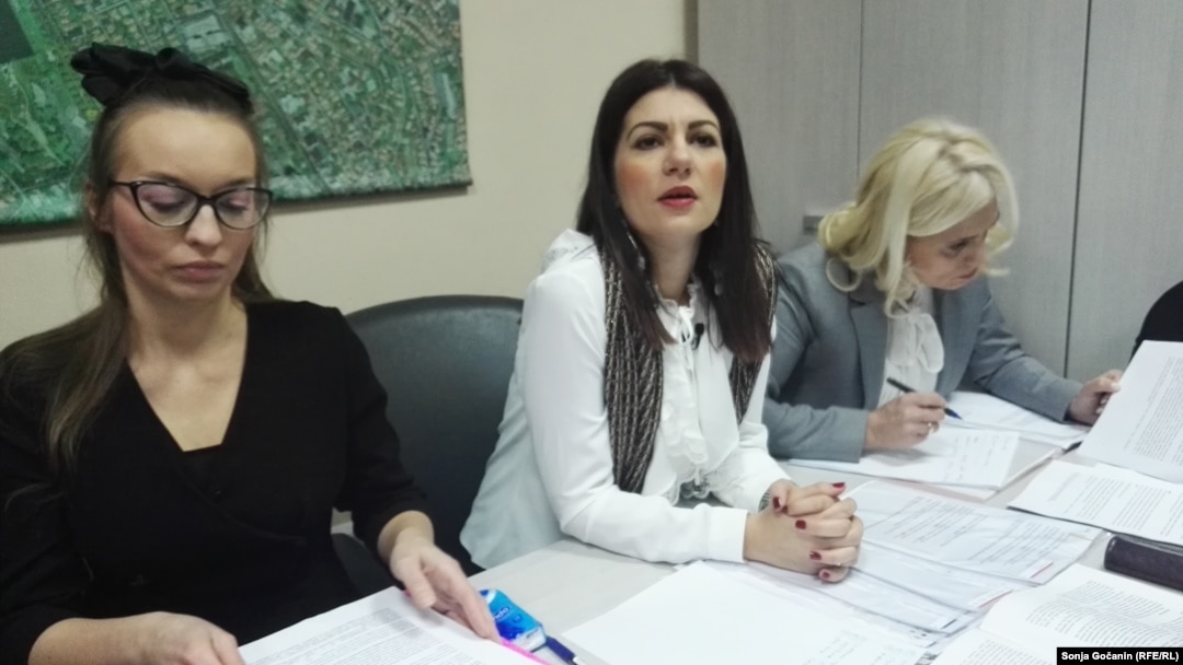 Jovana Stojković (u sredini) sa svojim advokatima na lekarskom Sudu časti