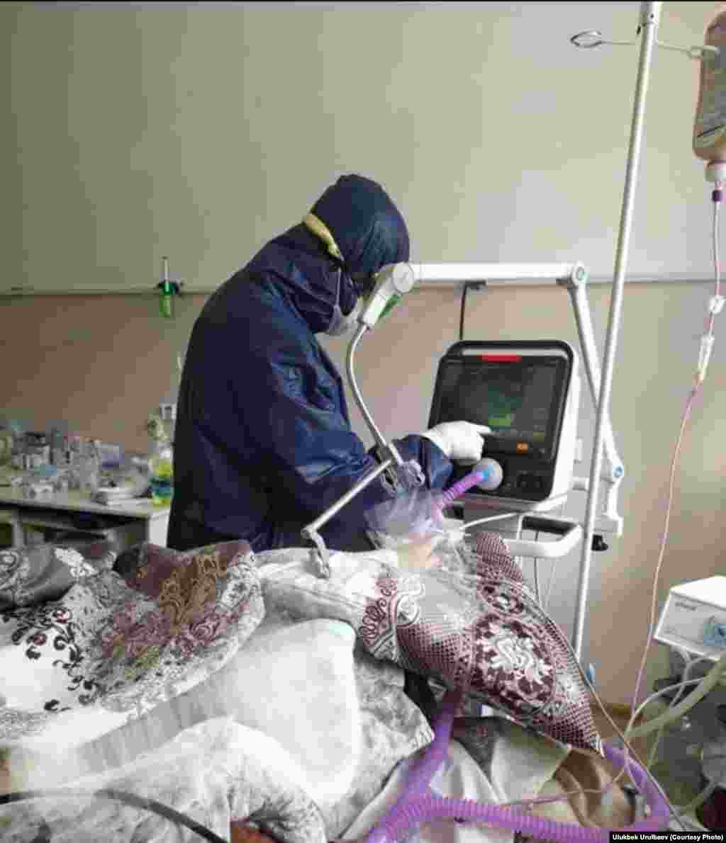 Ноокат аймактык ооруканасынын реанимация бөлүмүндө иштеп жаткан врач-реаниматолог Улукбек Урулбаев "Азаттык" радиосуна берген маегинде бир айдан бери үйүнө барбай иштеп жатканын айткан. 