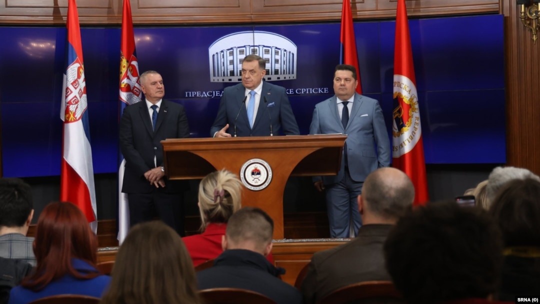 Slijeva nadesno: liderstvo RS Radovan Višković, Milorad Dodik i Nenad Stevandić na konferenciji za medije na kojoj su rekli da se neće odazvati pozivu Tužilaštva BiH na saslušanj, Banja Luka, 12. mart 2025.
