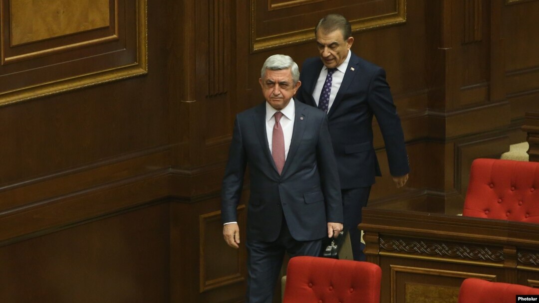 Серж Сарґсян (попереду) у парламенті Вірменії