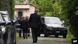 Delegații sosesc la Ambasada Omanului la Roma după o întâlnire cu ușile închise între delegațiile iraniene și cele americane pentru a discuta despre programul nuclear al Teheranului, care avansează rapid, vineri, 23 mai 2025.