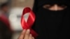 د ډېسېمبر پر لومړۍ د اېډز د نړېوالې ورځې په مناسبت یوې مېرمنې سره فیته نیولې ده. 
