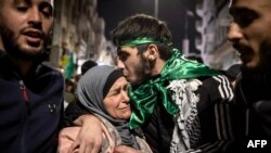 یو خوشې شوی فلسطیني له خپلې کورنۍ سره