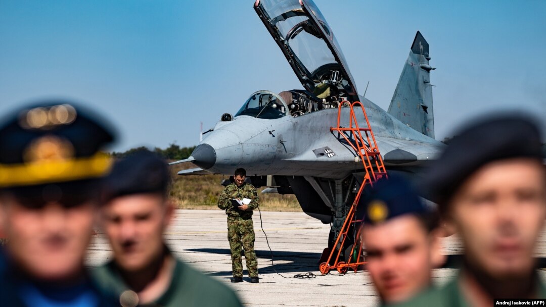 Pilozi Rusije i Srbije pored aviona MIG-29 na aerodromu Batajnica kod Beograda, oktobar 2018.