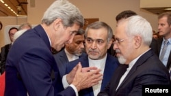 ABŞ-nyň döwlet sekretary Jon Kerri (çepde) Eýranyň prezidentiniň dogany Hossein Fereýdoun (ortada) we daşary işler ministri Jawad Zarif (sagda) gepleşýär. 14-nji iýul, 2015 ý.