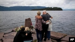 Fotoarhiv: Rodbina ubijenih na ostrvu Utoja 