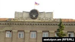Լեռնային Ղարաբաղի զինանշանը և դրոշը Ստեփանակերտում կառավարական գլխավոր շենքի վրա