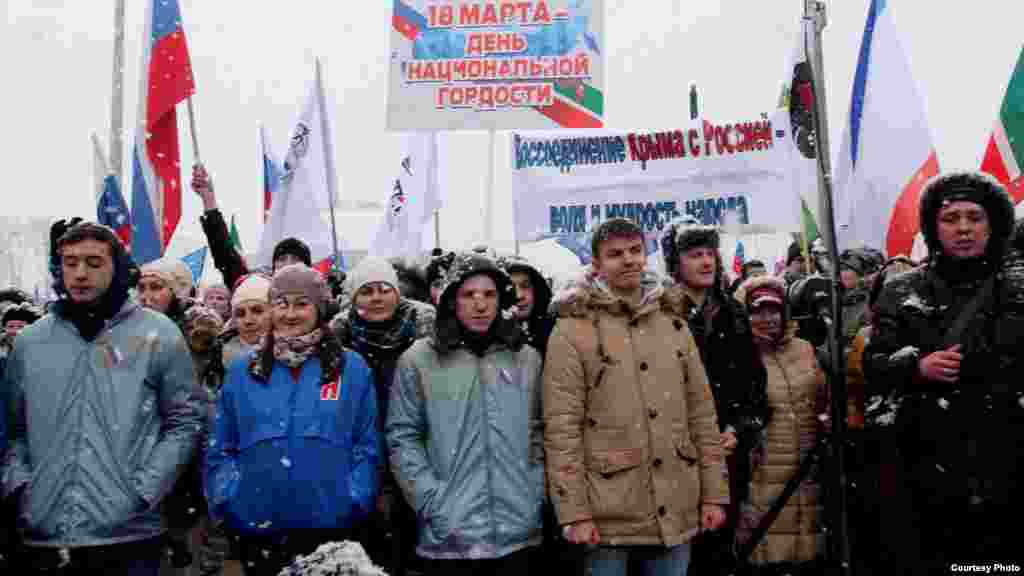 Митингның алгы рәтләрендә дәүләт карамагындагы "Яшь гвардия" хәрәкәте яшьләре