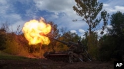 Українські бійці 43-ї артилерійської бригади ведуть вогонь із самохідної гаубиці 2с7 по російських позиціях у Донецькій області, Україна, 24 червня 2024 року