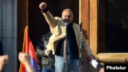 Րաֆֆի Հովհաննիսյանը ելույթ է ունենում Ազատության հրապարակում հրավիրած հանրահավաքում, Երեւան, 2-ը մարտի, 2013թ.