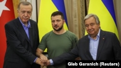 Түркиянын президенти Режеп Тайып Эрдоган, Украинанын президенти Владимир Зеленский жана Улуттар уюмунун баш катчысы Антониу Гутерриш. Украина, Львов. 18-август, 2022-жыл.