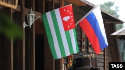 Флаги Абхазии и России