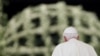 Papa Benedikt XVI. nakon audijencije na Trgu Svetoga Petra, 30. jun 2010.