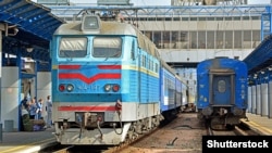 За даними слідства, співробітники «Укрзалізниці» за посередництва приватних компаній закупили стрілочну продукцію за завищеними цінами